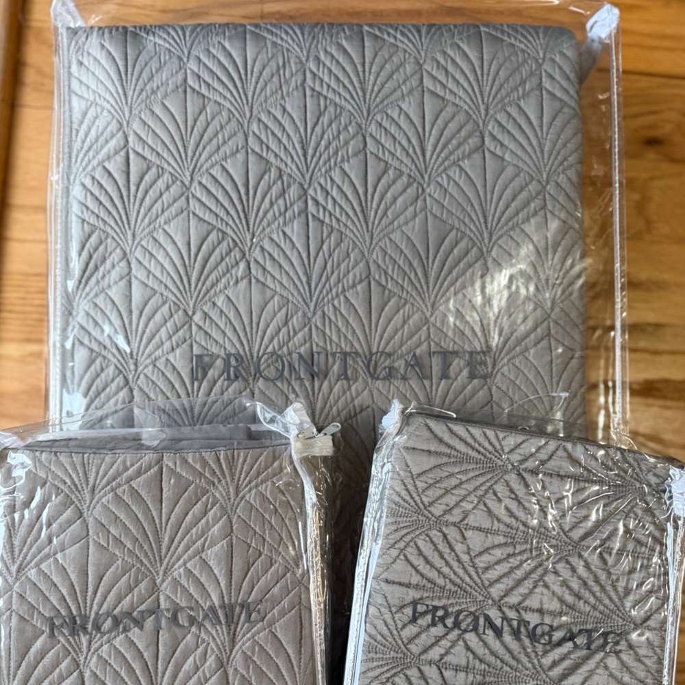Frontgate Silk Quilt & 2 Standard Shams - NWT - Picture 7 of 16